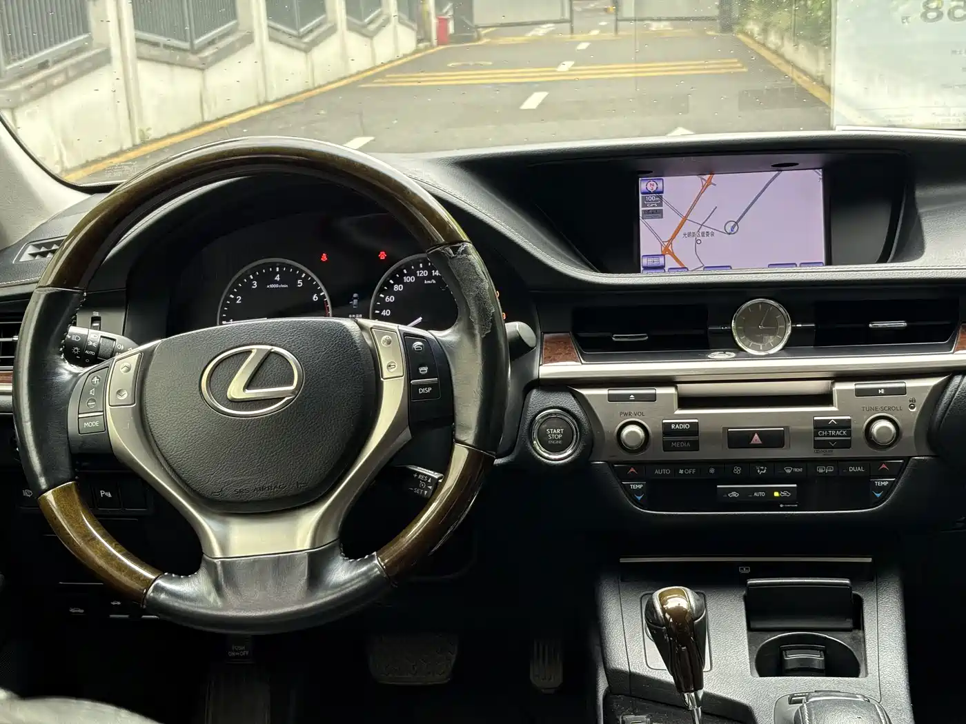 Фото 6 - Lexus ES