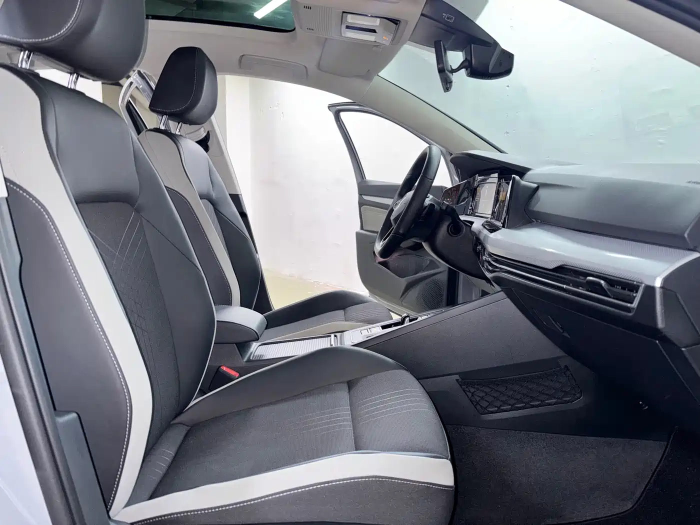 Volkswagen Golf 2023 280TSI DSG Pro 20th Anniversary Edition фото 9