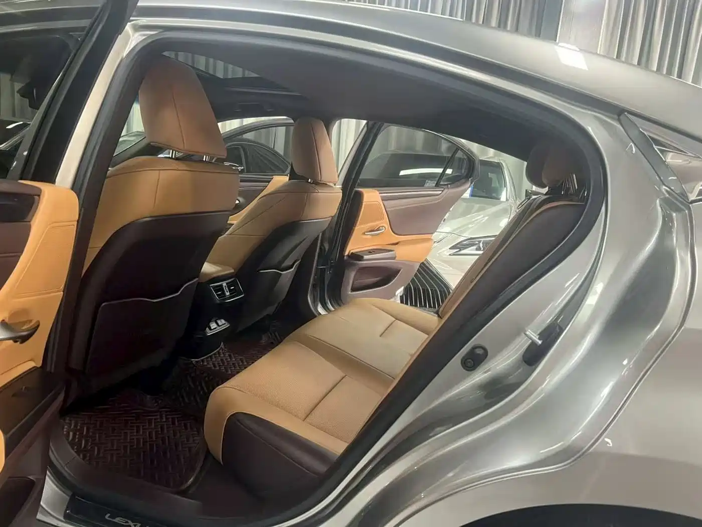 Фото 6 - Lexus ES