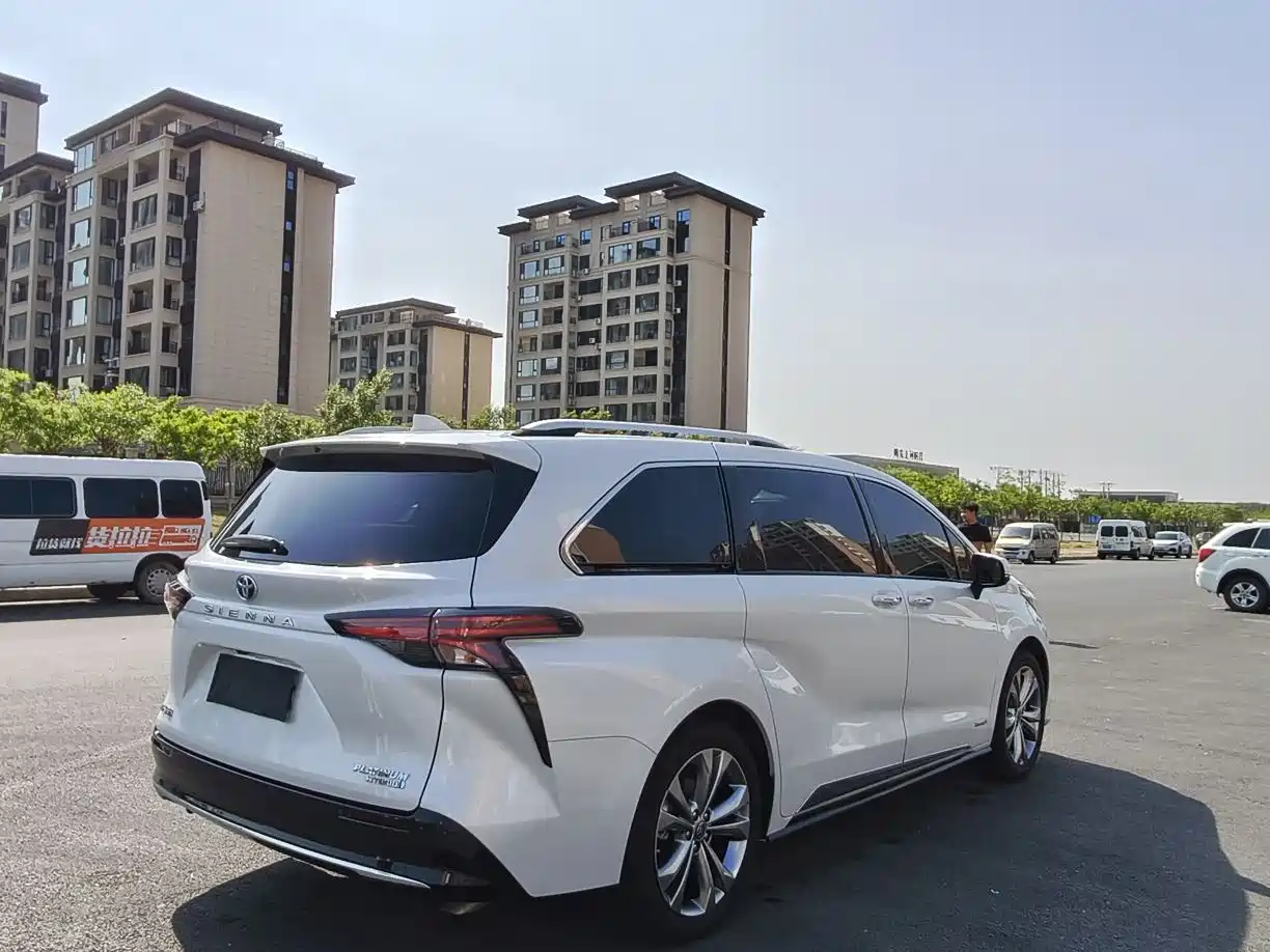 Toyota Sienna 2023 2.5L Hybrid Platinum Edition фото 9