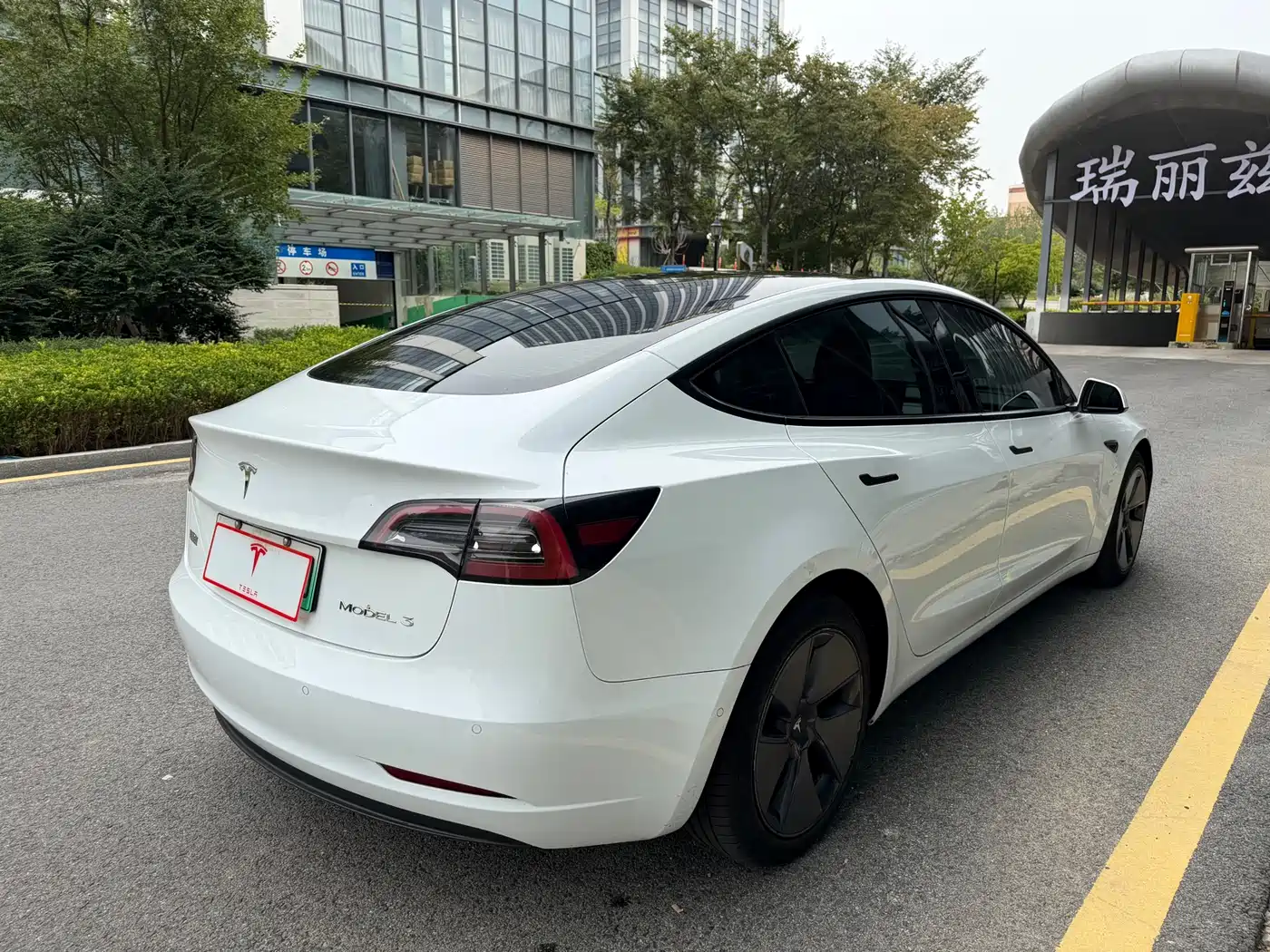 TESLA MODEL 3