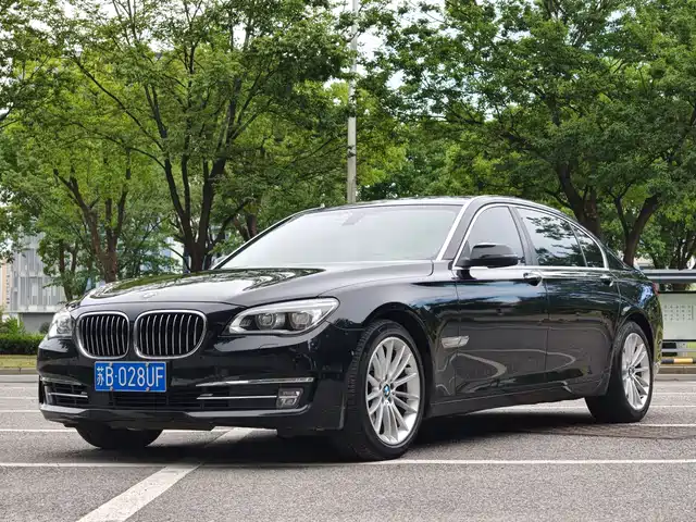 BMW 7 Series 2013 Model 740Li Luxury — фото 3