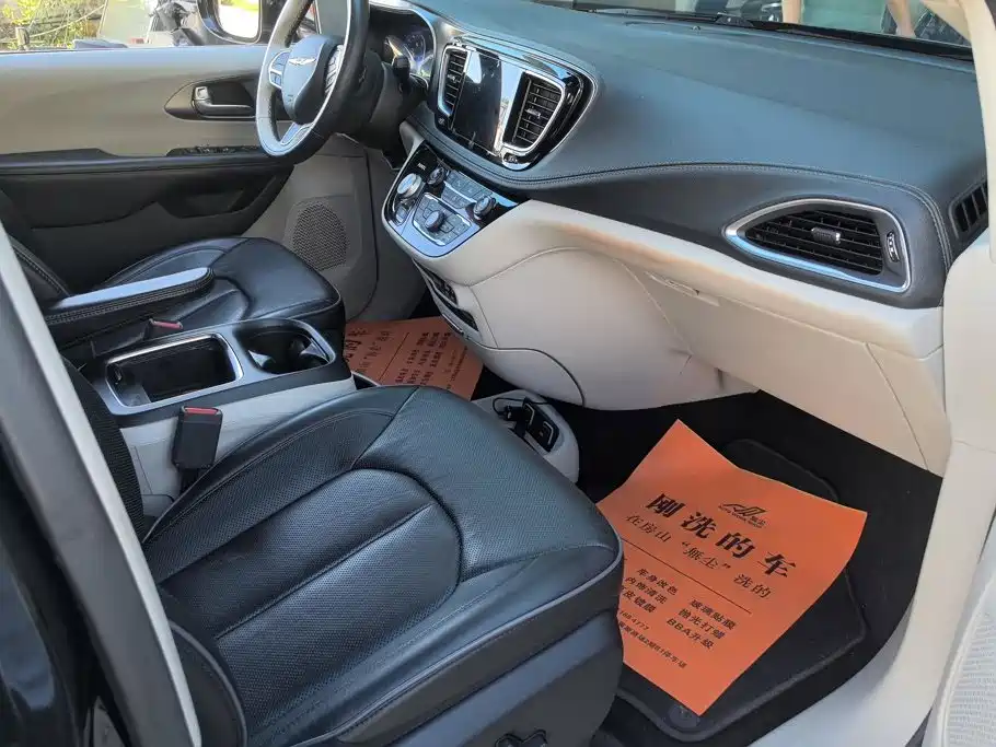 Chrysler Grand Voyager (Import) 2019 2017 3.6L Premium Edition