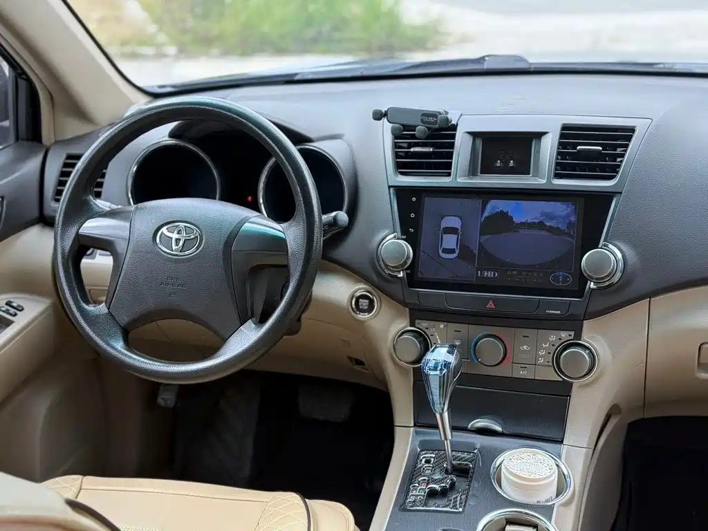 Photo 10 - Toyota Highlander
