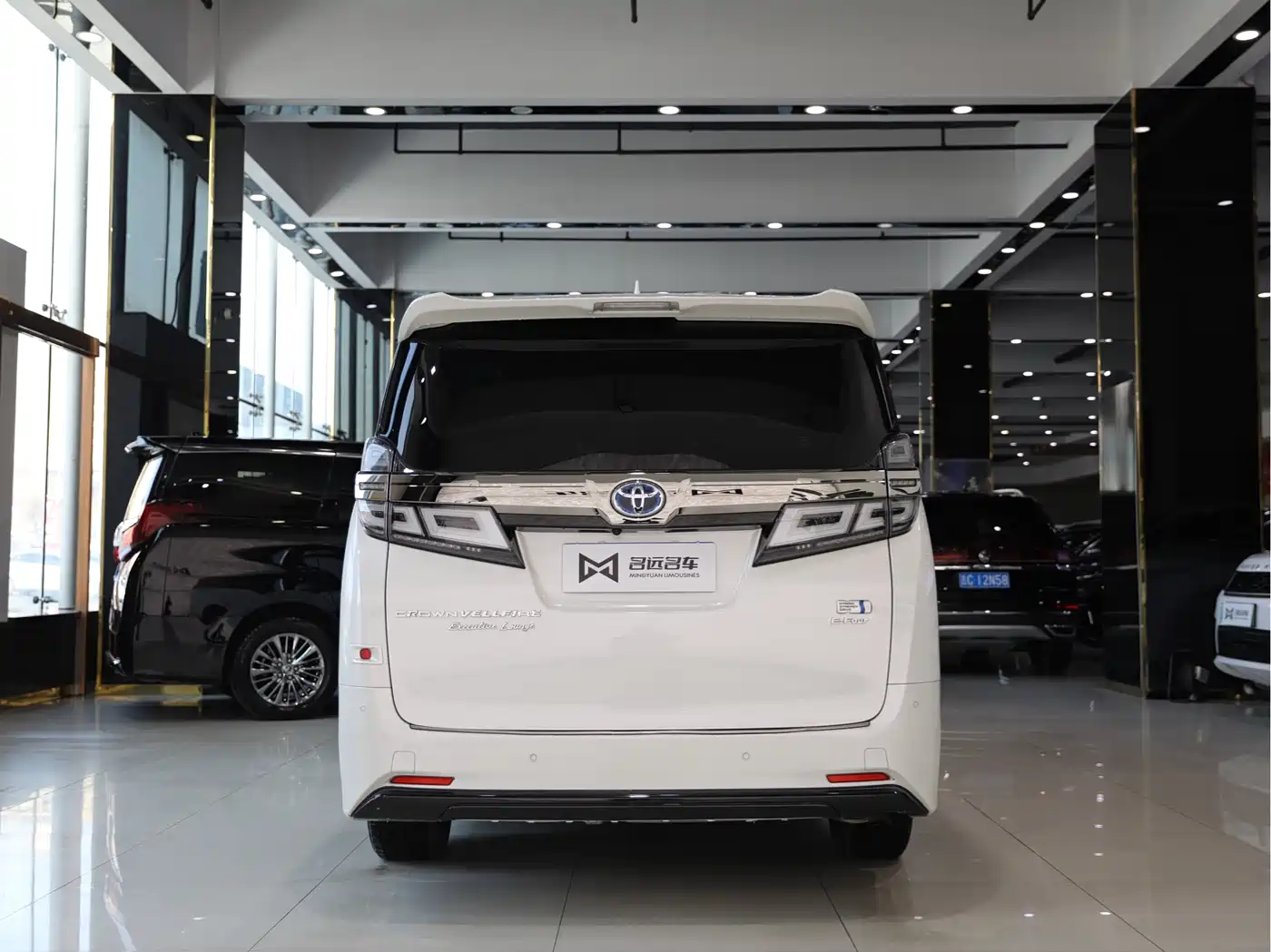 Toyota Vellfire 2021 Crown Hybrid 2.5L HV Premium Edition фото 17