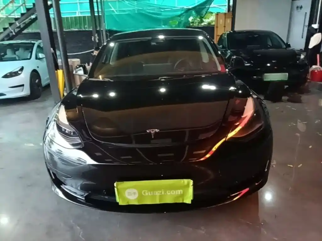 Фото 3 - Tesla Model 3