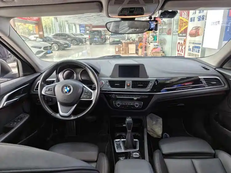 BMW 1 Series 2018 118i Sport Edition фото 7