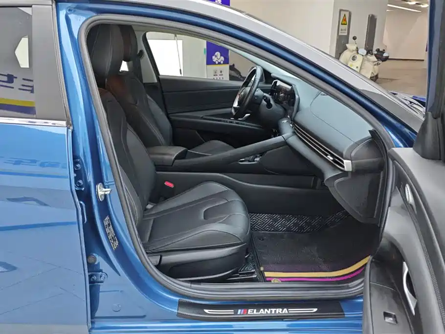 Hyundai Elantra 2021 1.5L CVT LUX Premium Edition фото 8