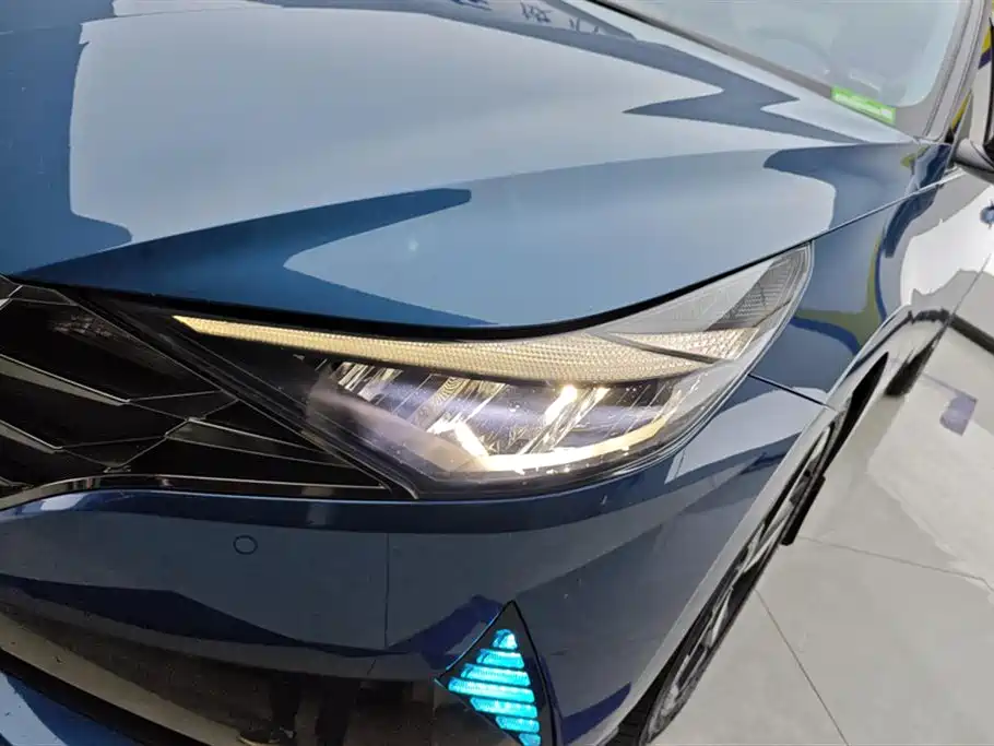 Hyundai Elantra 2021 1.5L CVT LUX Premium Edition фото 5