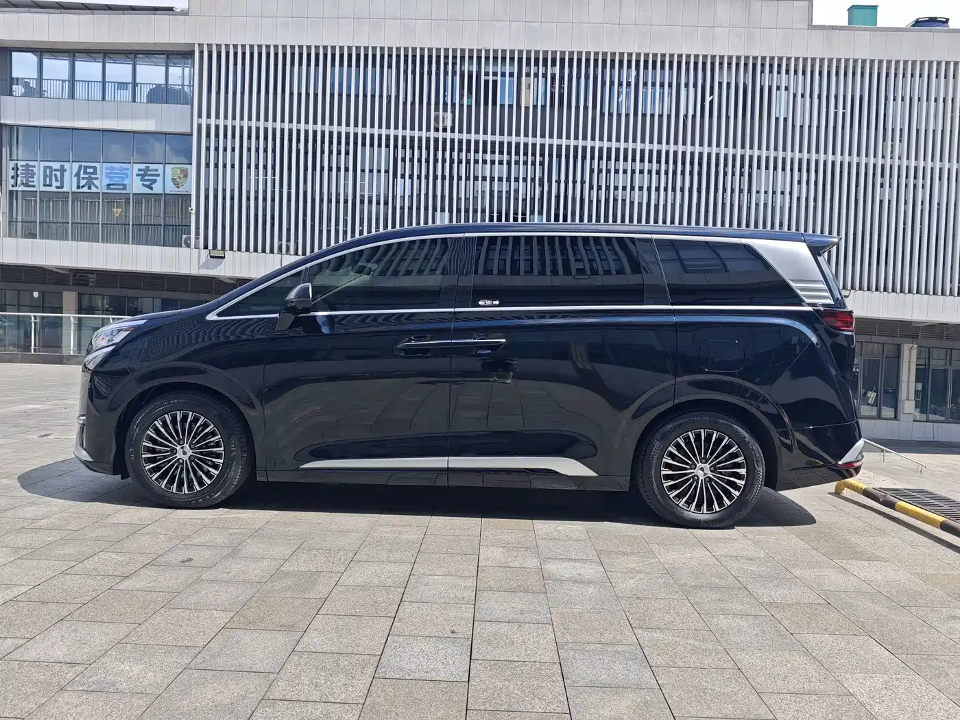 Denza D9 2025 2024 DM-i 980 AWD Prestige