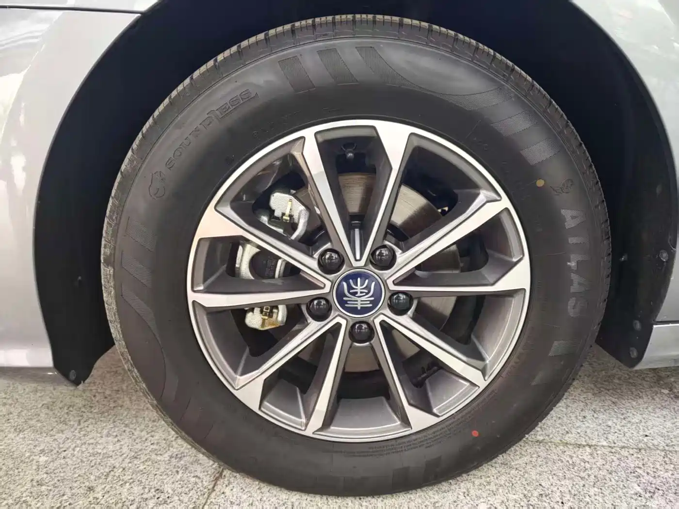 BYD Qin PLUS 2024 Glory Edition DM-i 55KM Leading фото 11