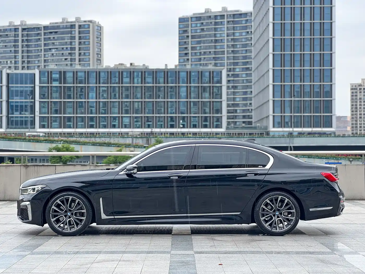 BMW 7 Series 2021 Model 740Li Leading M Sport Package фото 3