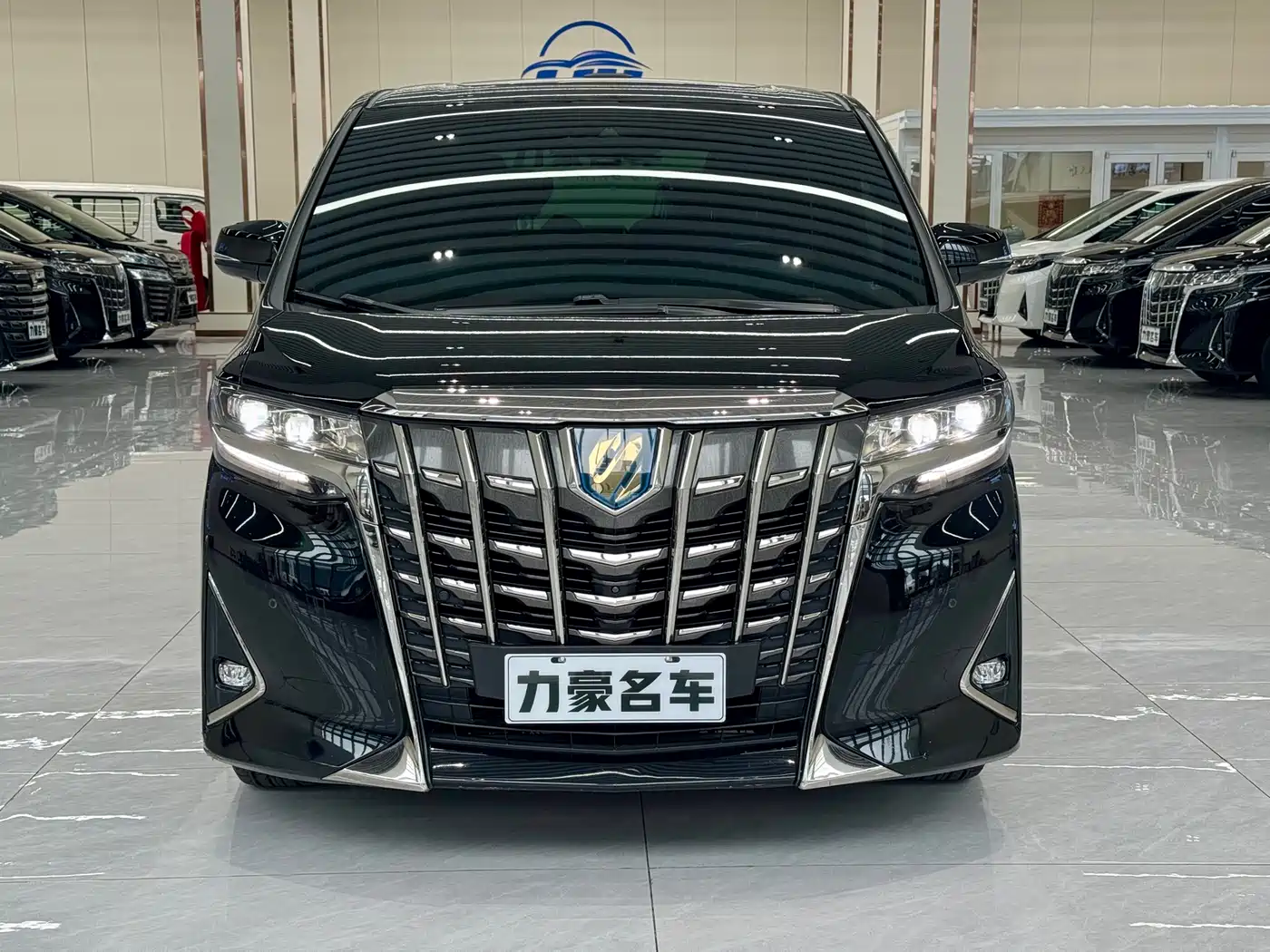 Toyota Alphard 2020 Hybrid 2.5L Gold Special Edition фото 2