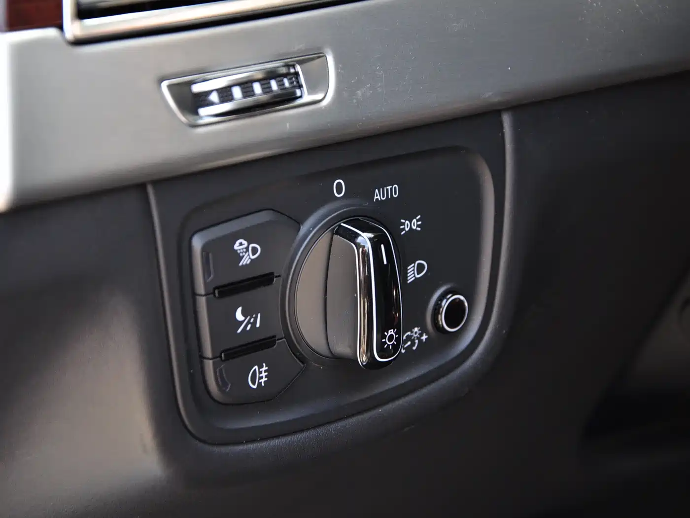 Audi A8 2012 A8L 6.3 FSI W12 quattro фото 12