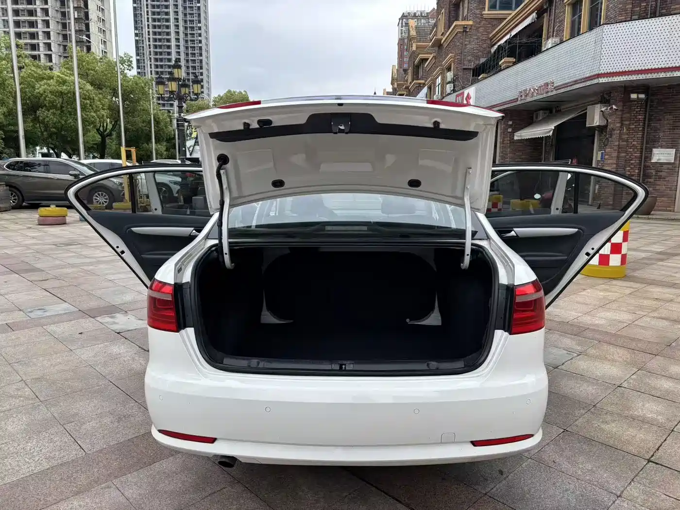 Volkswagen Lavida 2013 Facelift Classic 1.6L Automatic Comfort фото 10