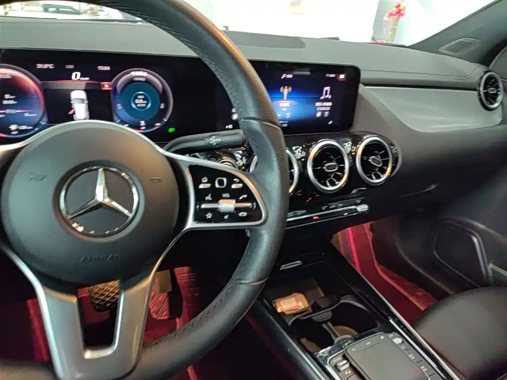 MERCEDES-BENZ GLA