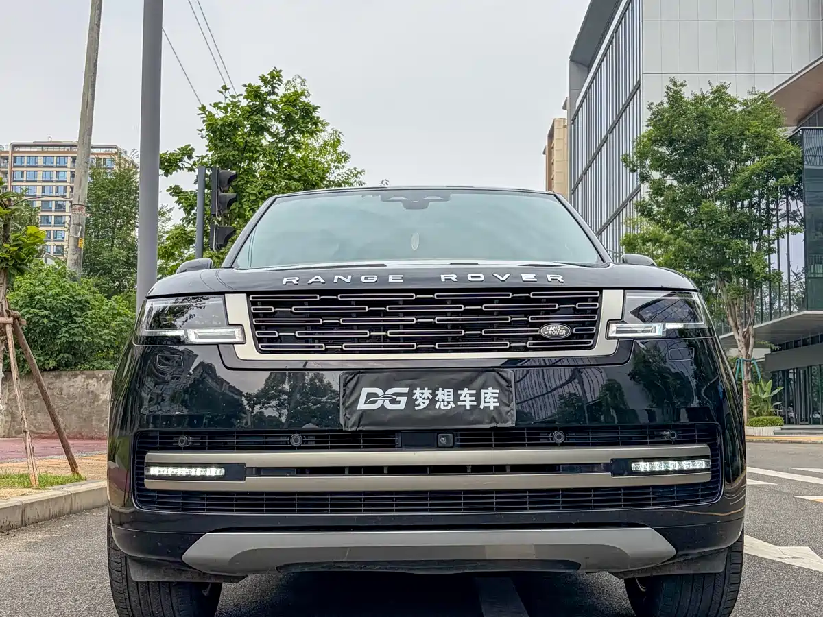 Land Rover Range Rover 2023 3.0 L6 400PS Golden Age 7-Seater Long Wheelbase фото 3