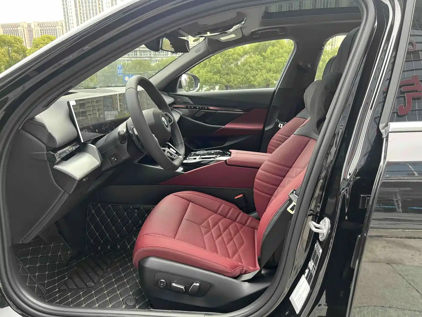 BMW 5 Series 2026 530Li Leading M Sport Package фото 4