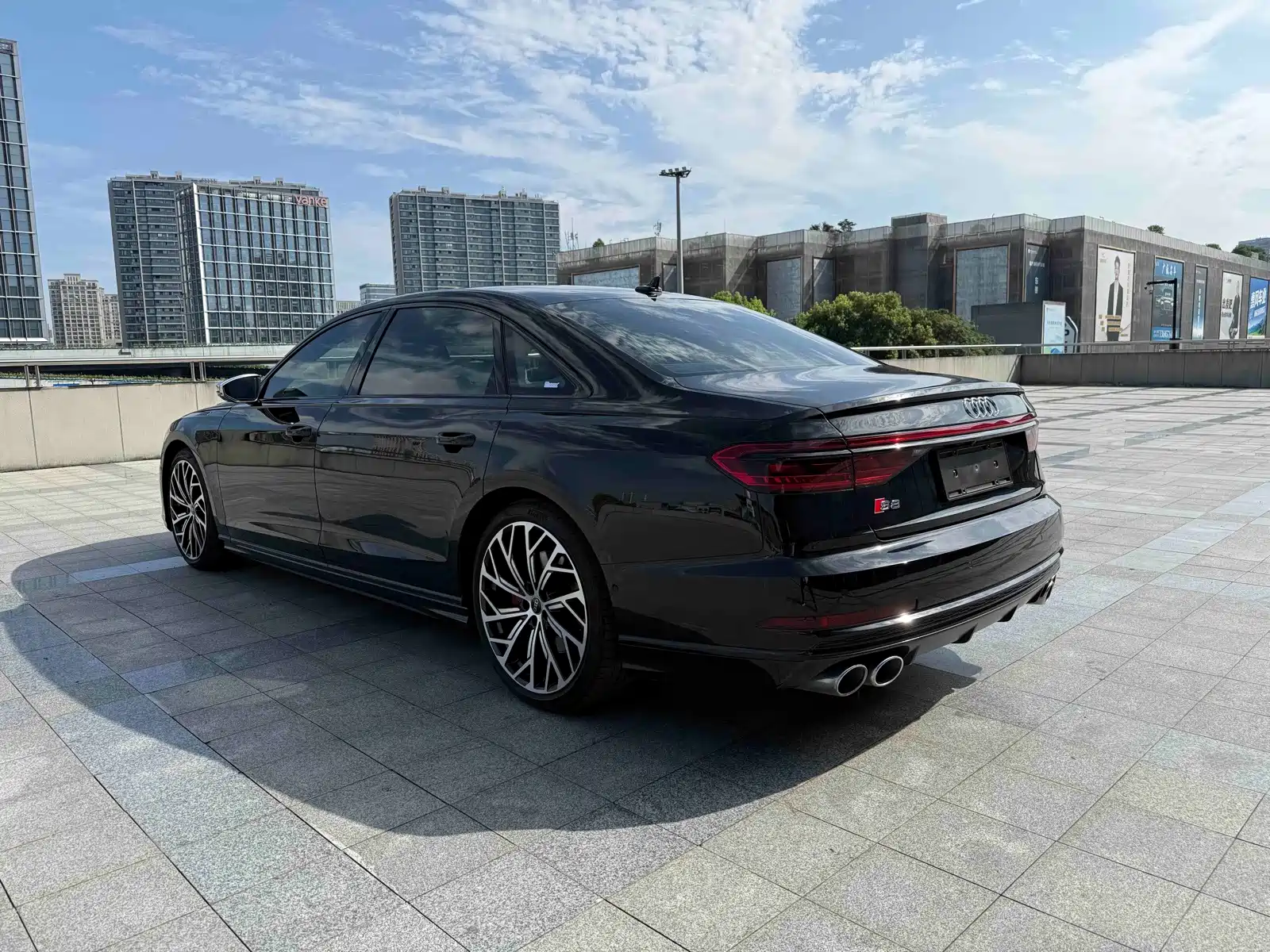 Фото 18 - Audi S8