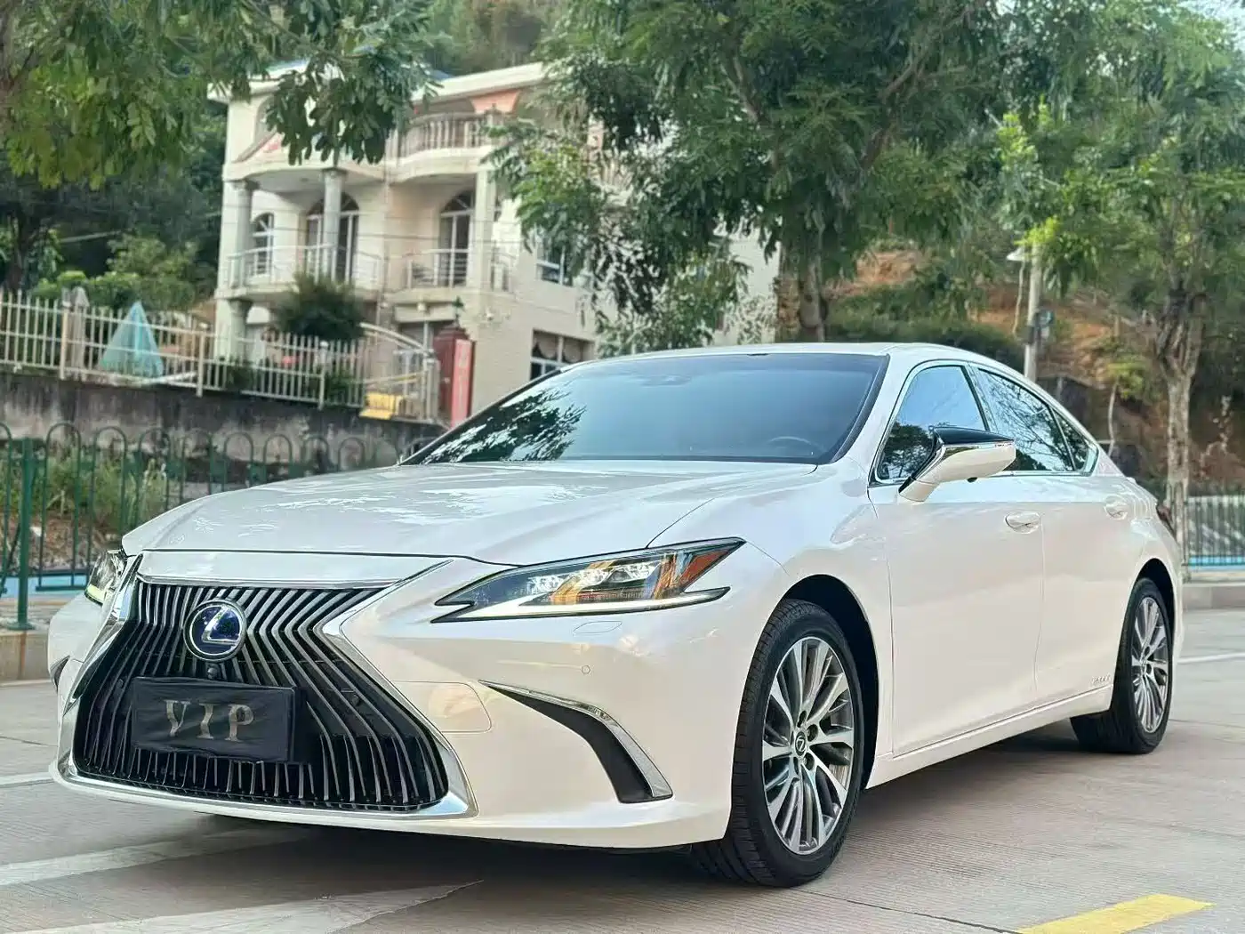 Фото 1 - Lexus ES