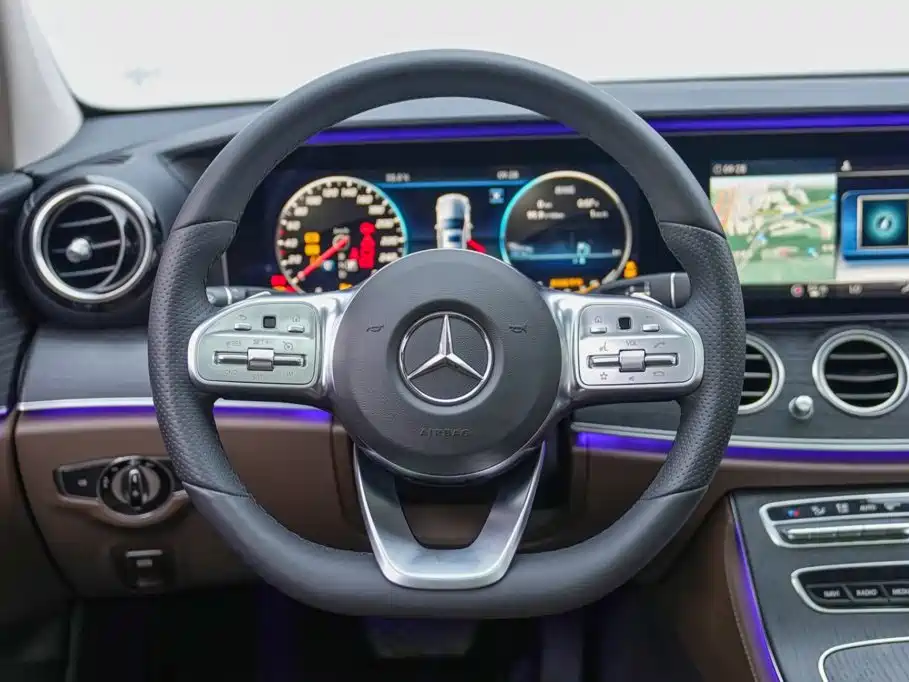 Mercedes-Benz E-Class, миниатюра 11