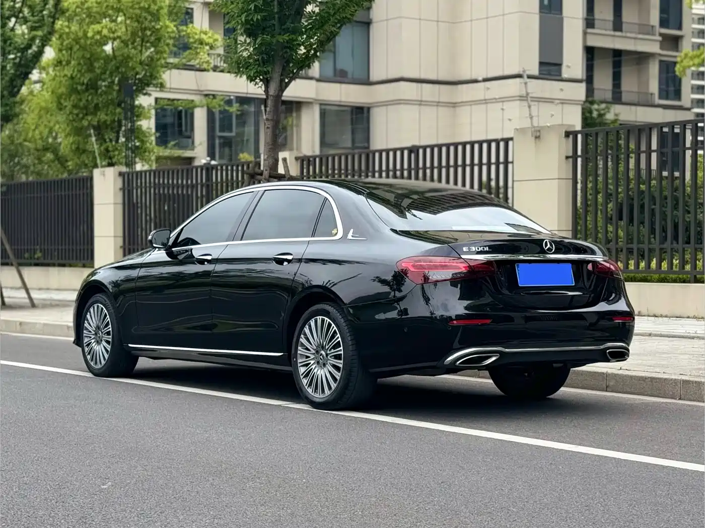 Mercedes-Benz E-Class 2023 E 300 L Fashion фото 4