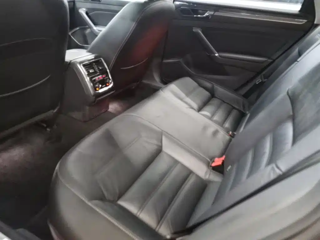 Volkswagen Passat 2016 330TSI DSG Executive Edition фото 17