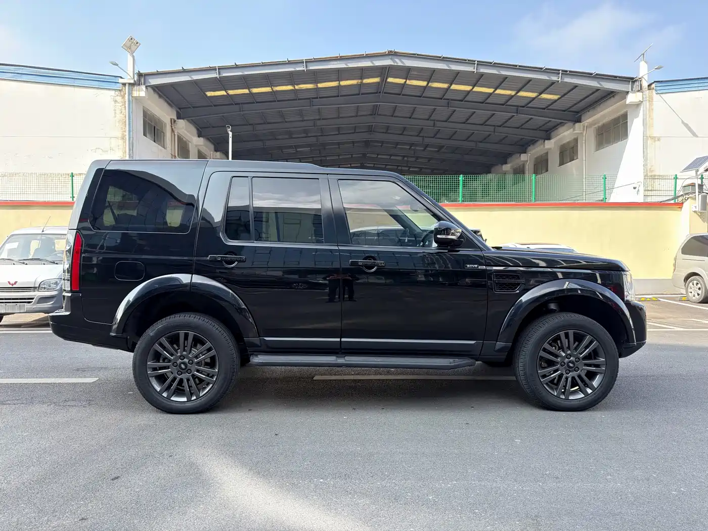 Land Rover Discovery 2015 3.0 SC V6 SE фото 15