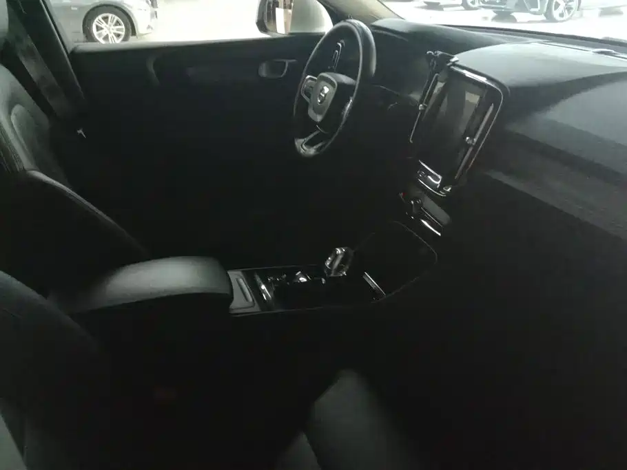 Фото 8 - Volvo XC40