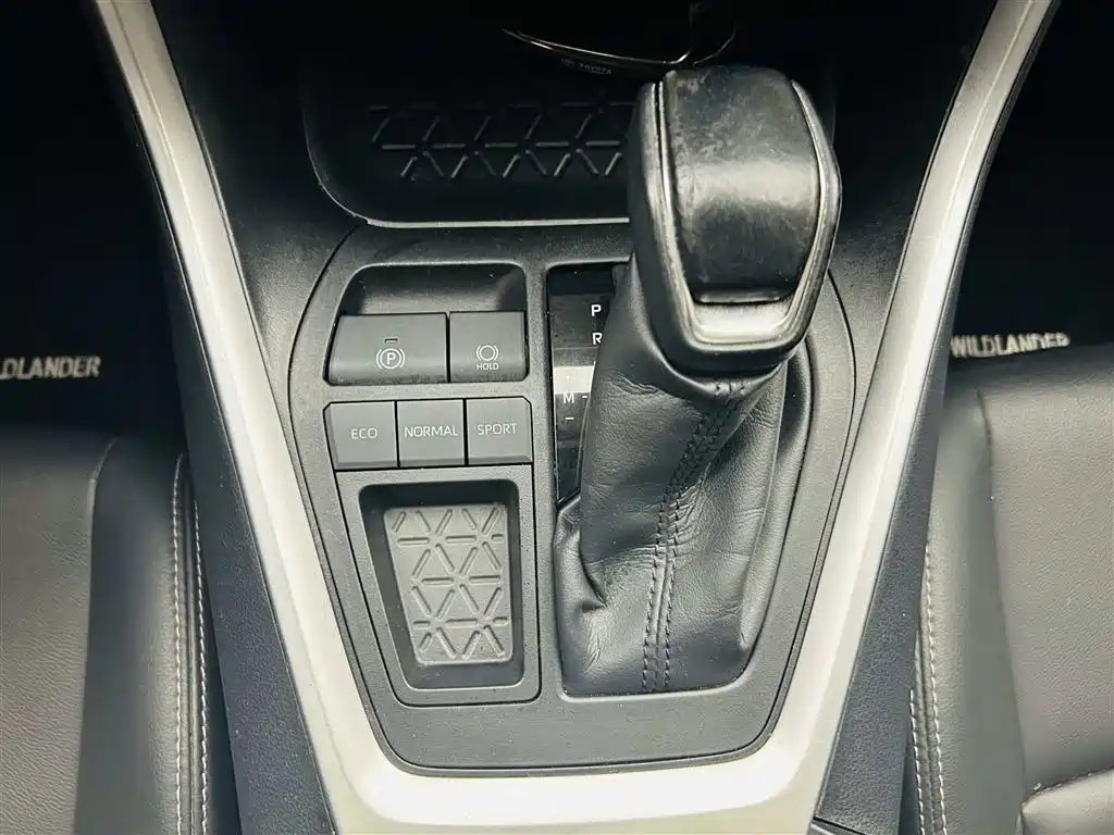 Toyota Wildlander 2021 2.0L CVT 2WD Luxury Edition фото 17