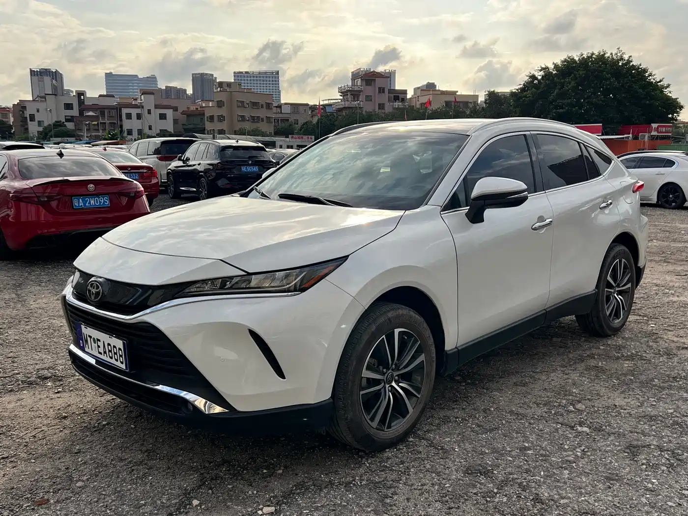 Toyota Lingfang HARRIER 2022 2.0L CVT 2WD Premium Edition фото 3