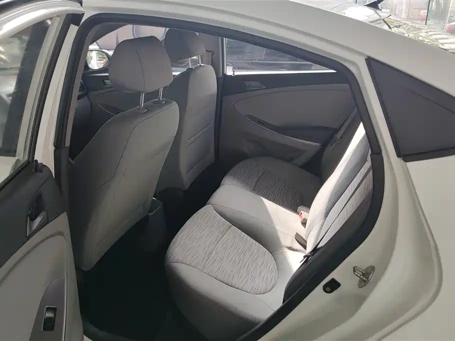 Hyundai Verna 2014 1.4L Automatic Smart GLS фото 11