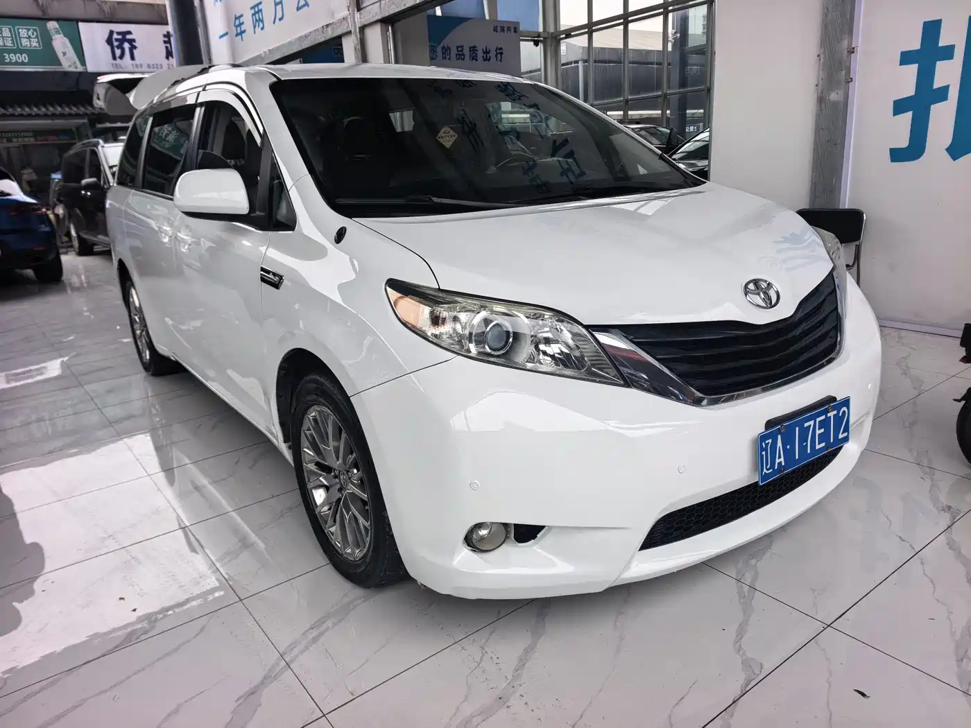 Toyota Sienna 2013 3.5L 4WD Automatic фото 3