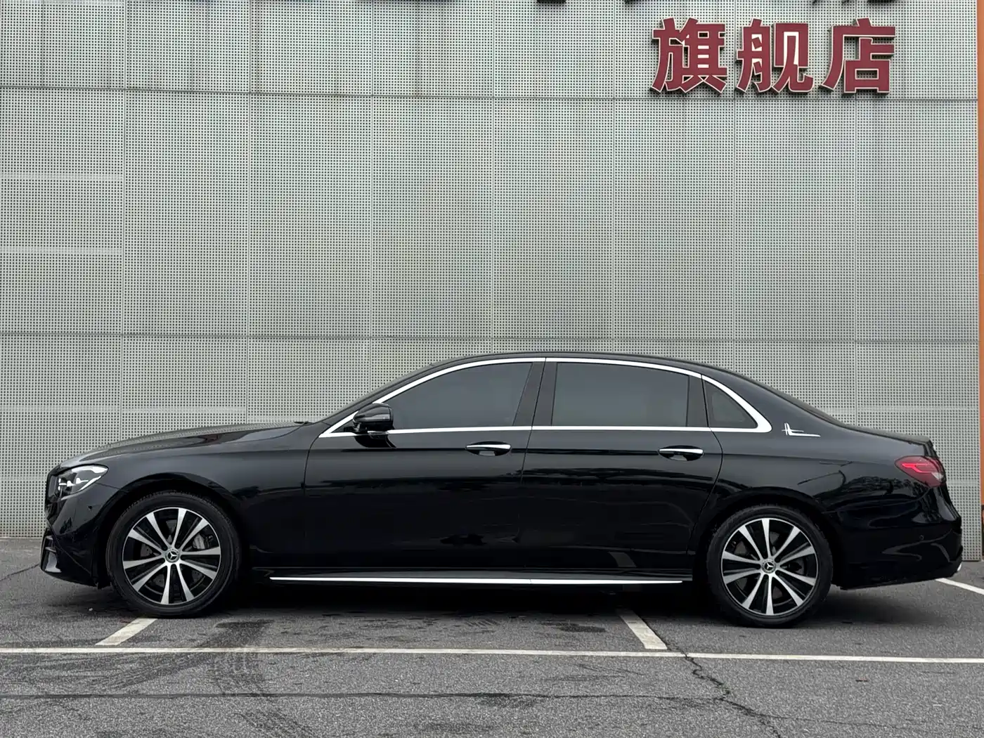 Mercedes-Benz E-Class New Energy 2023 E 350 e L Plug-in Hybrid Sport Sedan фото 7