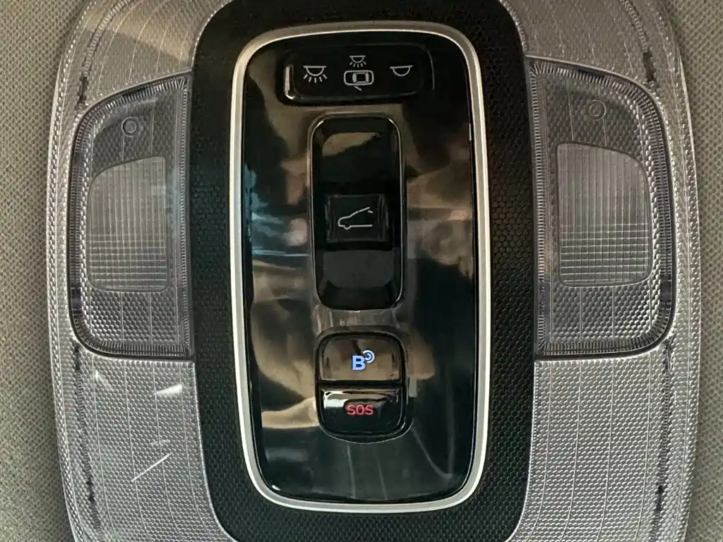 Hyundai Elantra 2022 1.5L CVT LUX Premium Edition фото 17