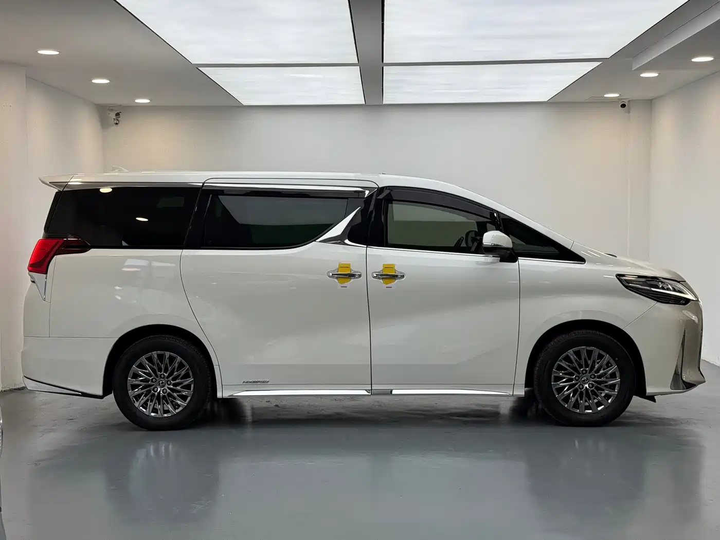 Lexus LM 2020 300h Seven-Seater Elegance Edition фото 7