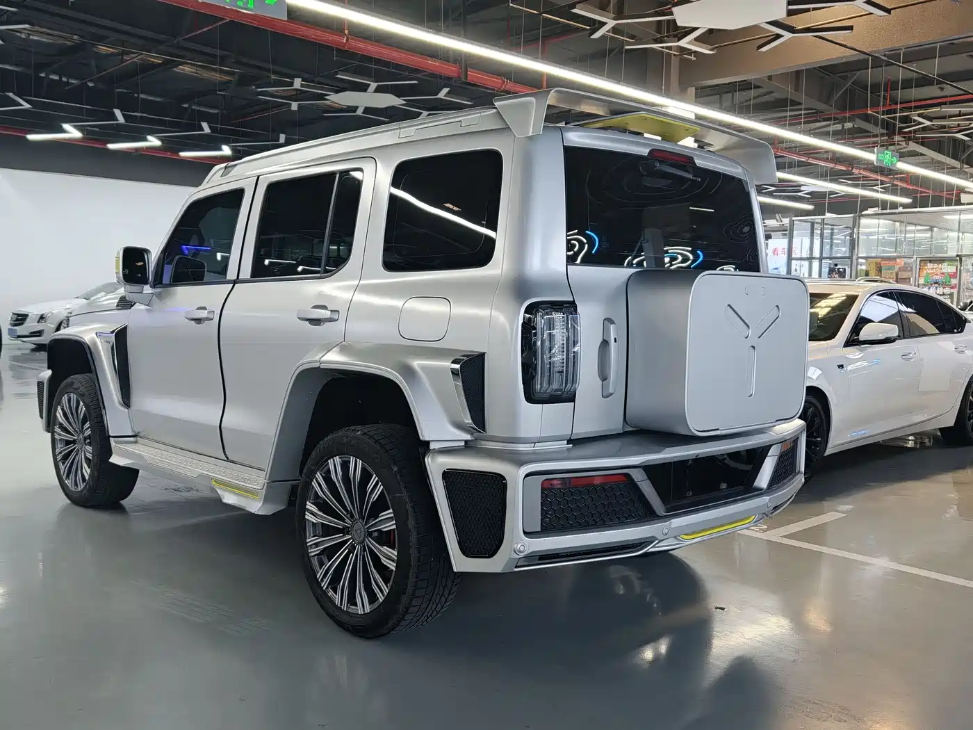 TANK CO CREATION TANK 300