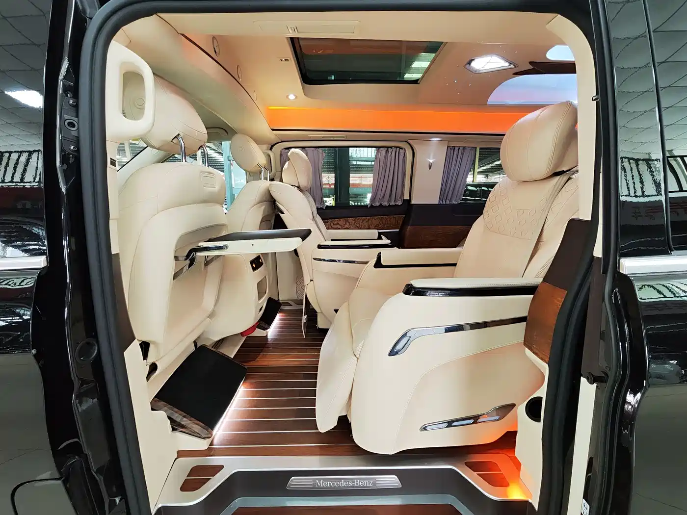 Mercedes-Benz V-Class 2018 V 260 L Premium Long Wheelbase Edition China VI фото 7