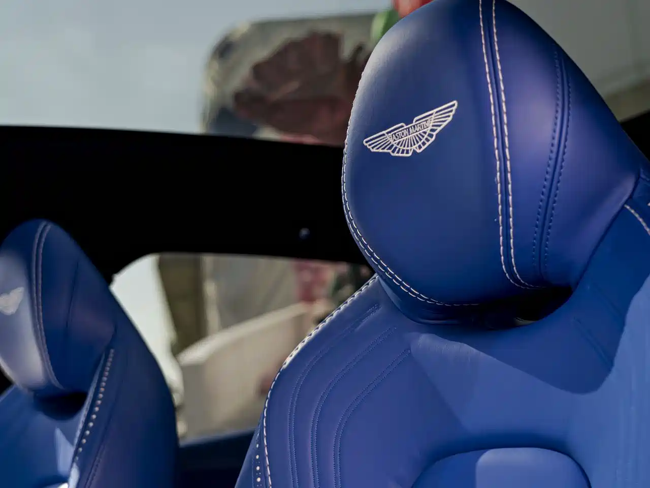 Aston Martin DBX 2021 4.0T V8 Realm of Simplicity фото 11