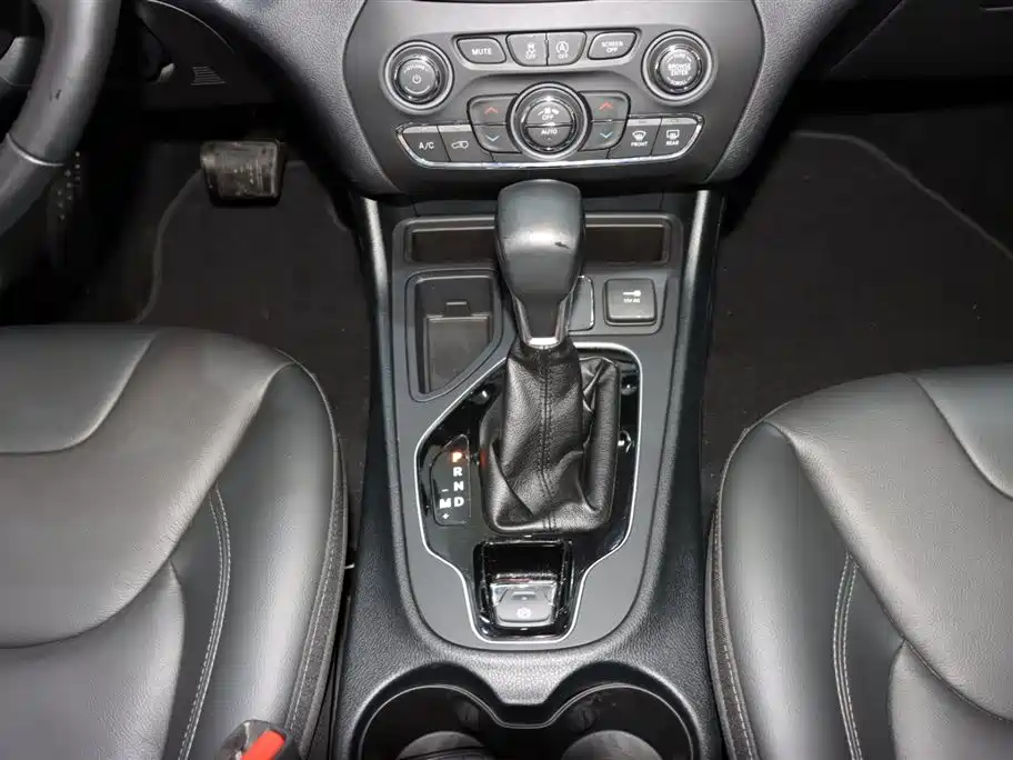 Photo 15 - Jeep Cherokee
