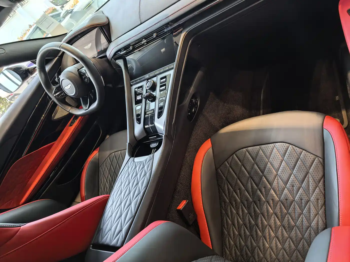 Aston Martin DB12 2025 4.0T V8 Coupe фото 10