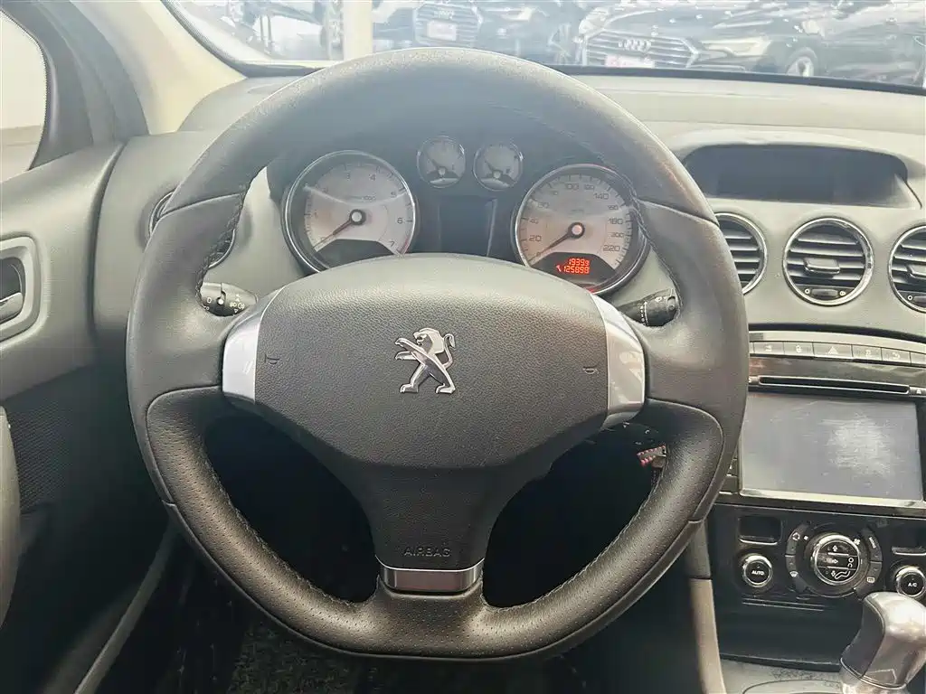 Peugeot 408 2013 2.0L Automatic Comfort Edition фото 15