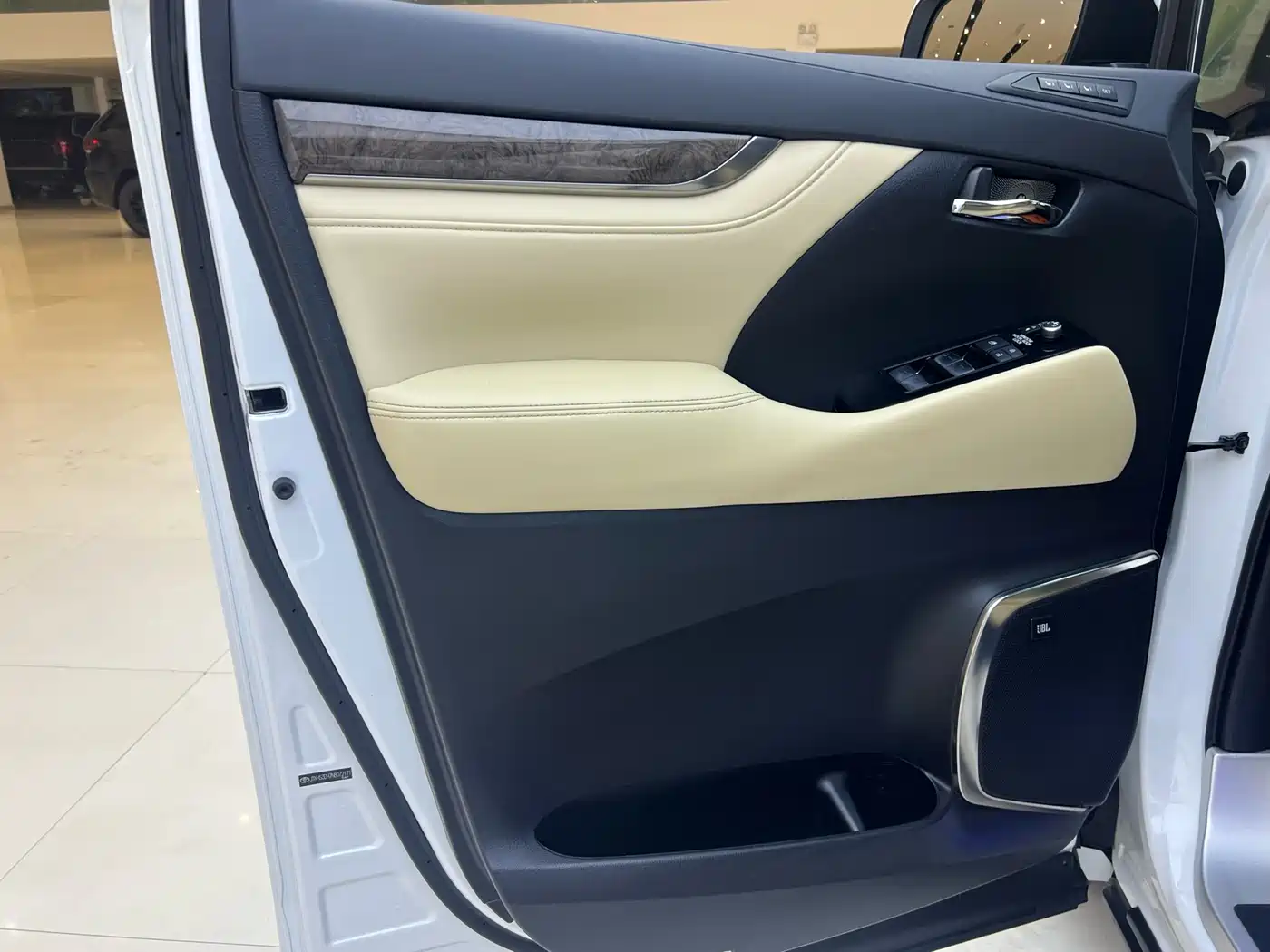 Toyota Alphard 2021 Hybrid 2.5L Luxury фото 9