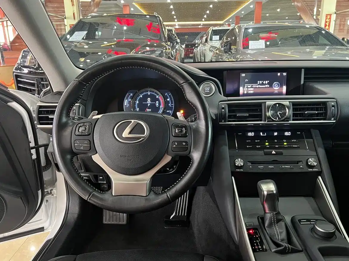 Lexus IS 2018 2017 300 Leading Edition