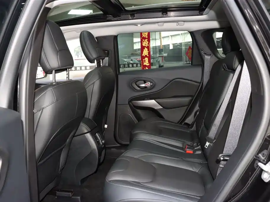 Photo 11 - Jeep Cherokee