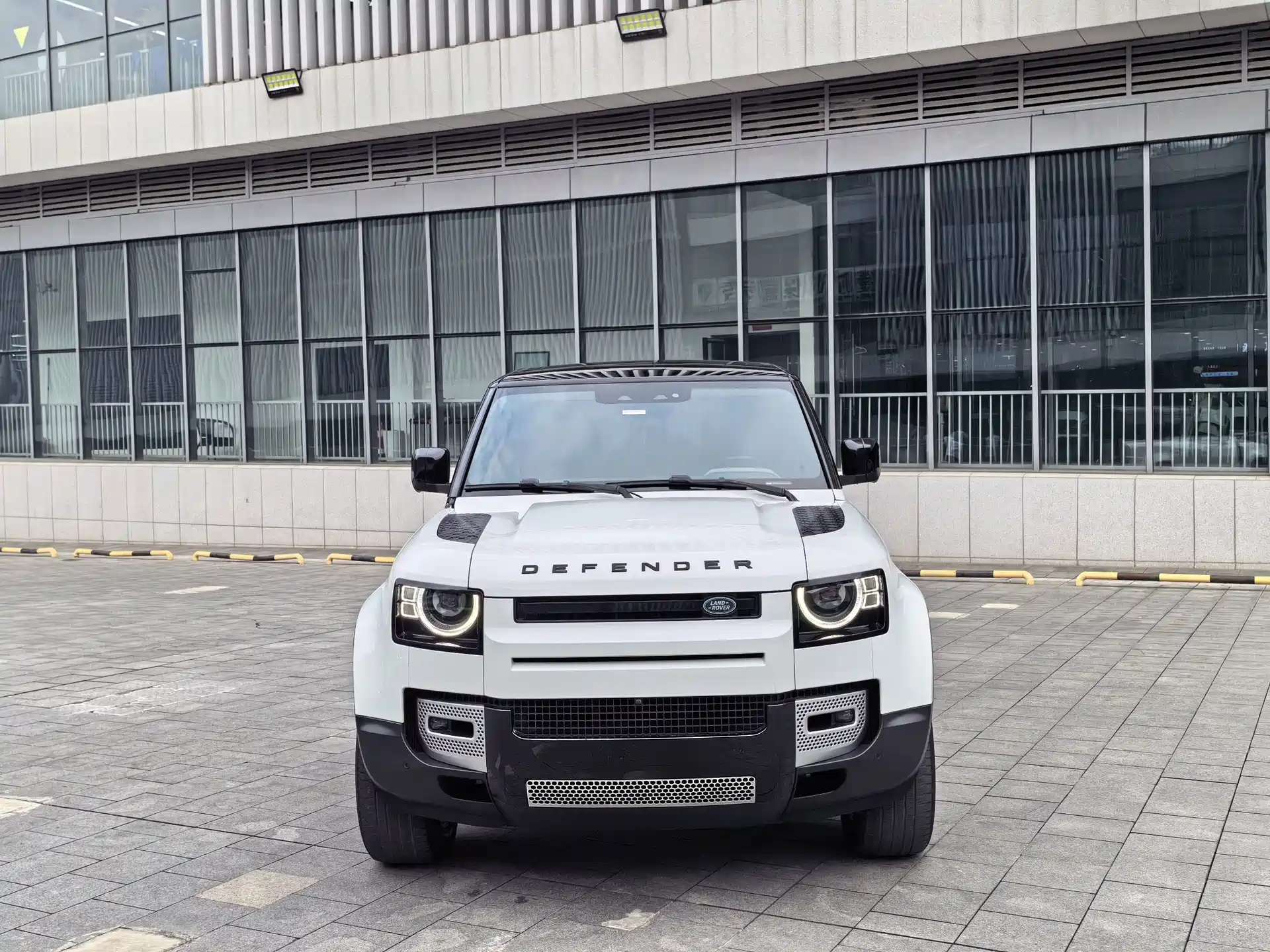 Photo 2 - Land Rover Defender