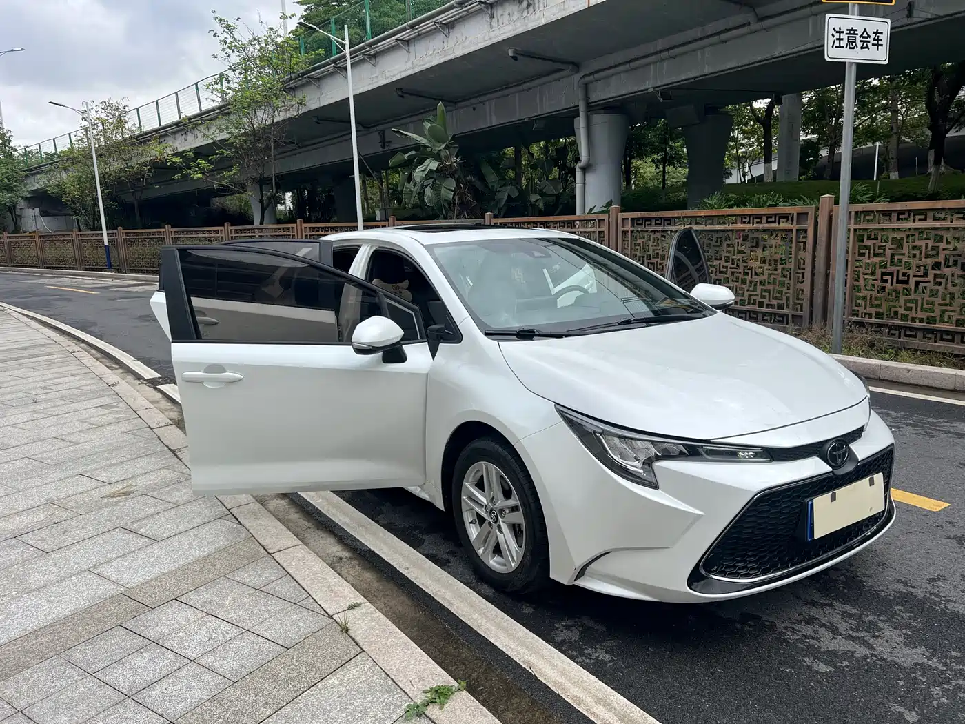 Toyota Levin 2021 185T CVT Luxury Edition фото 9