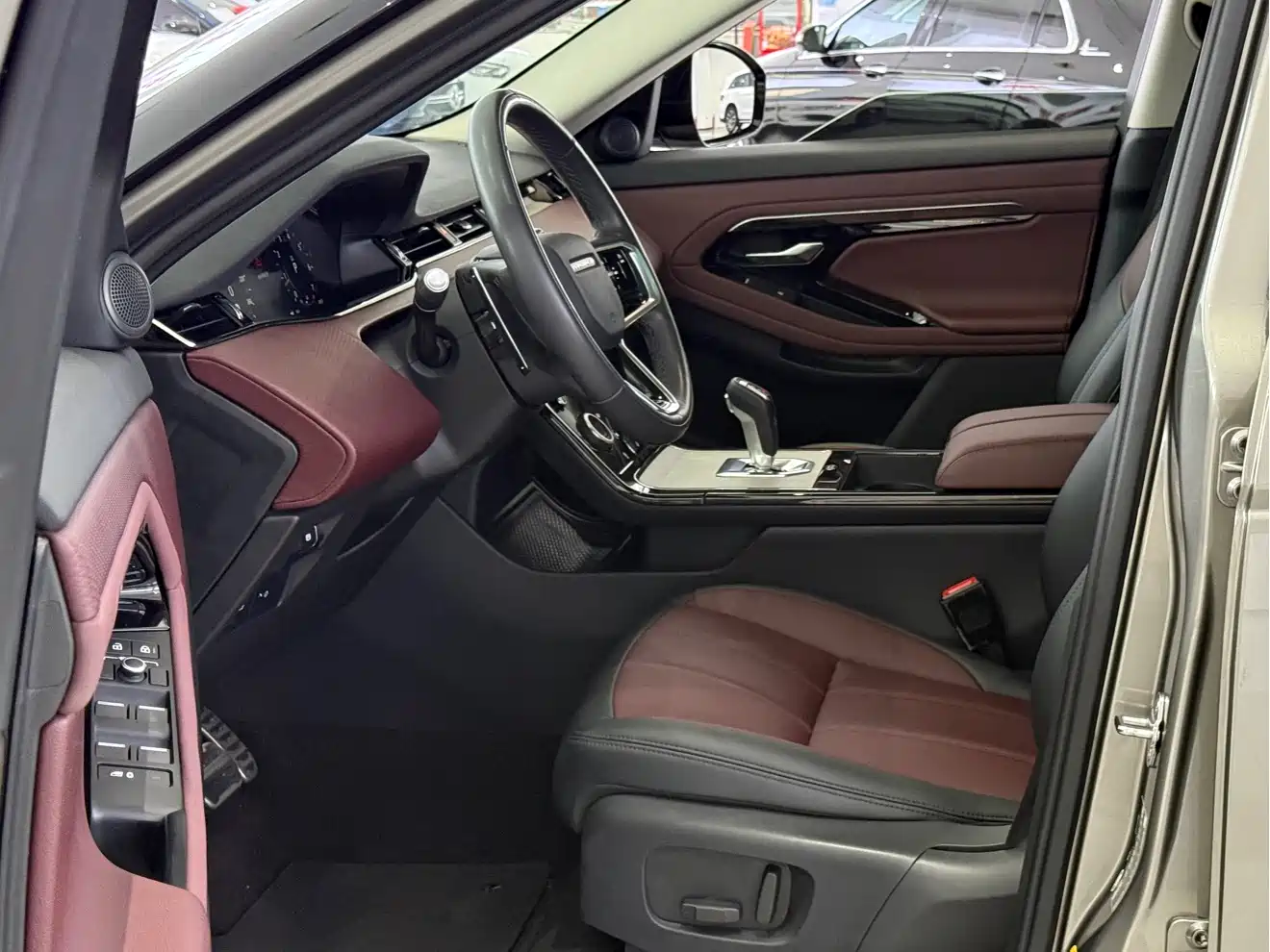 Land Rover Range Rover Evoque 2021 Range Rover Evoque L 249PS R-Dynamic S Performance Edition фото 4