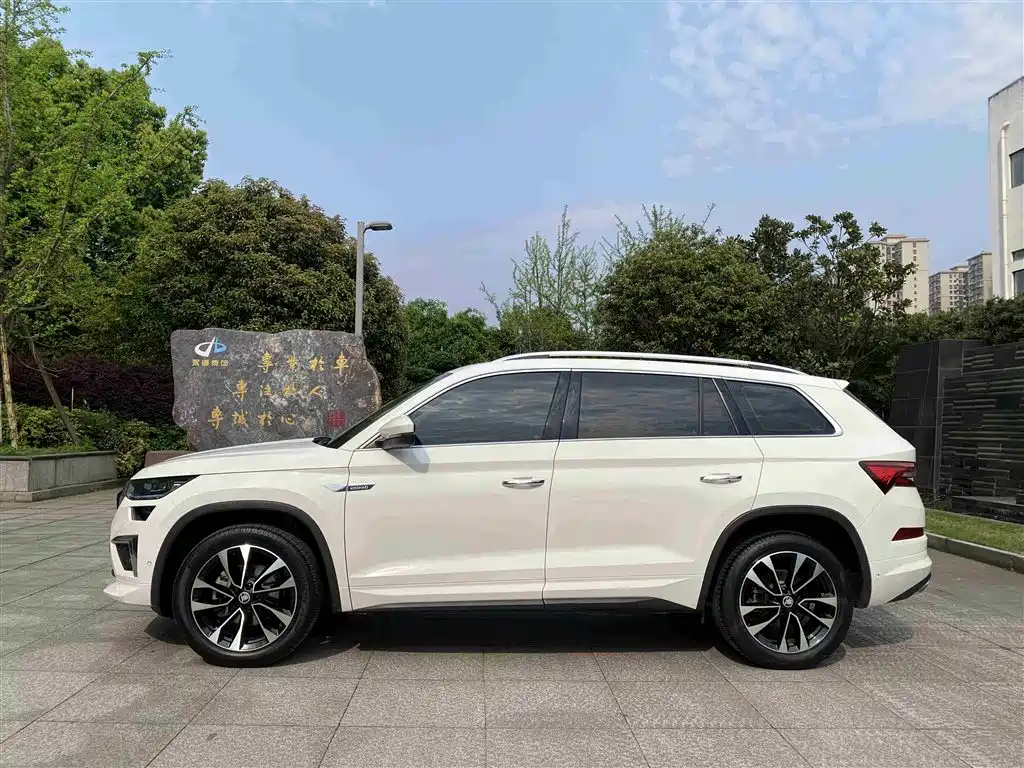 Škoda Kodiaq 2022 Facelift TSI330 5-seat FWD Luxury Edition фото 5