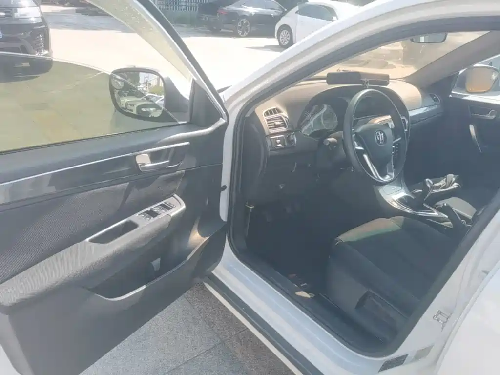 Zhonghua V5 2015 2012 1.5T Manual 2WD Sport